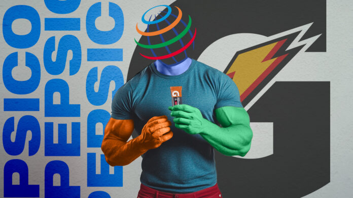 Hombre con el logo de Pepsico sostiene una barra Gatorade